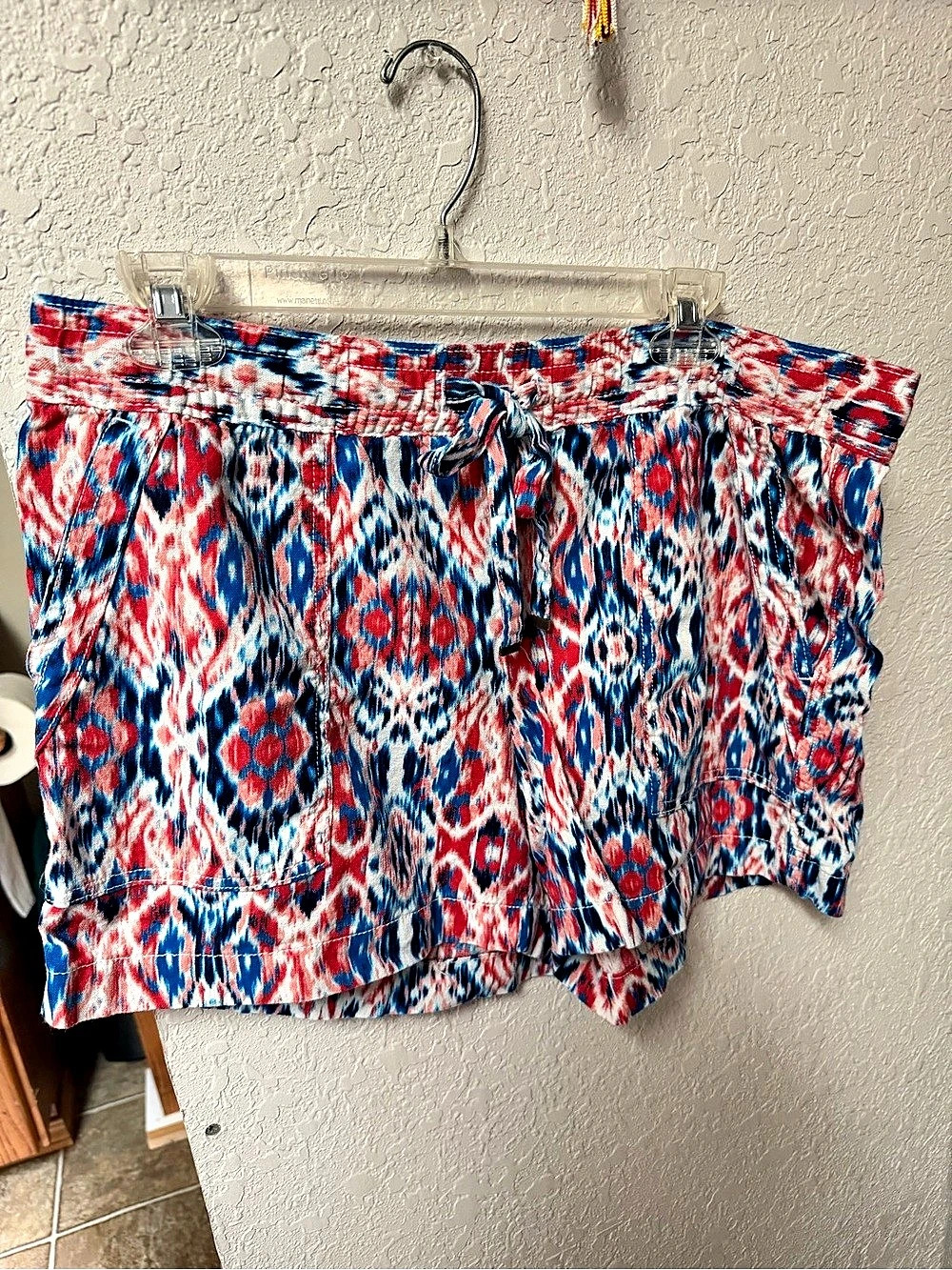 St. John’s Bay Geometric Rayon Shorts in Blue & Red Size Large